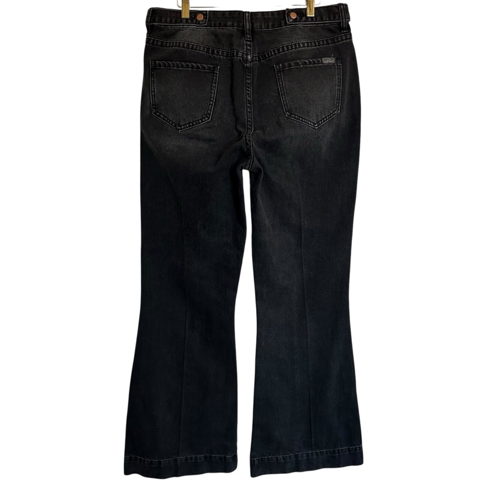 High-Rise Black Flare Jeans for Women — Sleek Wide-Leg Fit - Picture 4 of 15